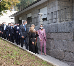 Sus Majestades los Reyes durante su recorrido por las instalaciones